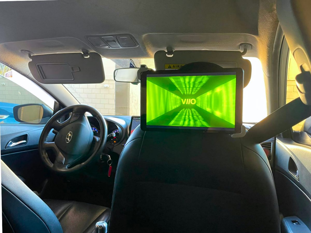 Tablet VIIO instalado no banco de trás de um carro de aplicativo em Indaiatuba
