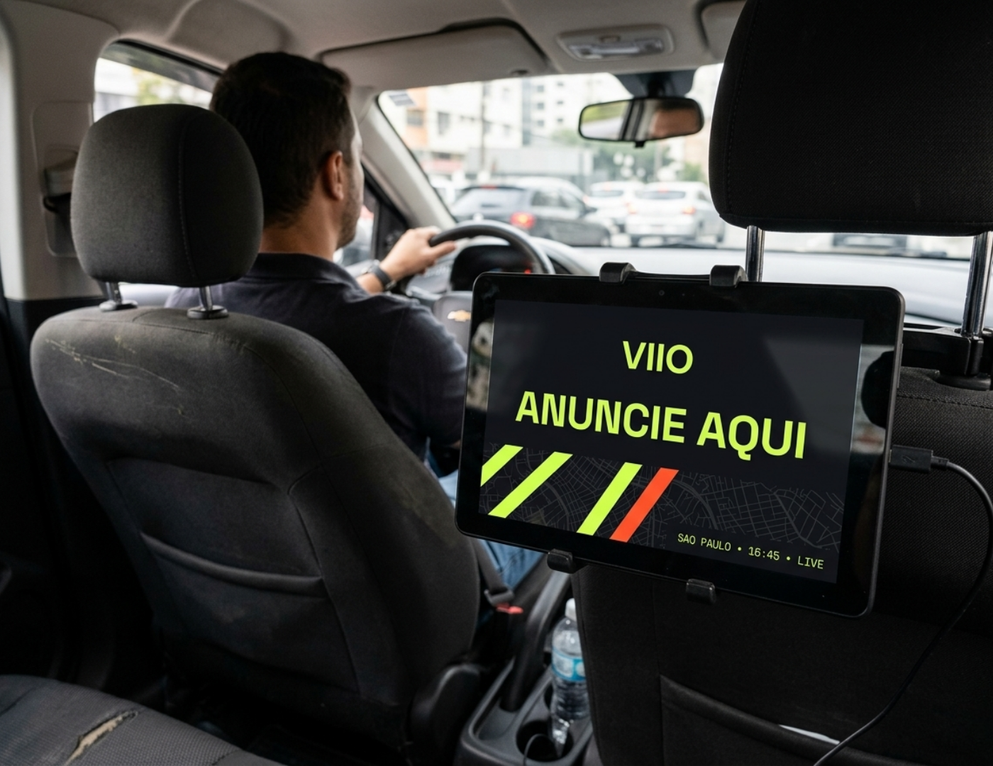 Tablet VIIO instalado no banco de trás de um carro de aplicativo